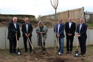 Baumpflanzung zur Eröffnung: Bürgermeister Michael Modde, Jürgen Kraft, Ministerin Heike Werner, Bauplaner Lars Menge, Ulf Grießmann (Geschäftsführer AWO Saale-Orla), stellv. Landrat Christian Herrgott