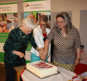 Schnitten die 100 Jahre AWO-Torte an: die Sonneberger AWO-Kreisvorsitzende Lore Mikolajczyk, die stellv. AWO-Landesvorsitzende Katrin Matzky und Sozialministerin Heike Werner