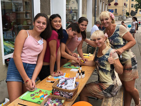 Von den AWO-Kids ließen sich Claudia & Carmen nach ihrem Auftritt schicke AWO-Tattoos aufmalen