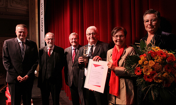 Gruppenfoto mit Preisträger (v.l.n.r.): AWO-Landesgeschäftsführer Ulf Grießmann, AWO-Landesvorsitzender Werner Griese, Wilhelm Schmidt, Emma-Sachse-Preisträger Dr. Karl-Heinz Stengler, Heike Taubert und Gertraude Eck, Geschäftsführerin des AWO Regionalverbandes Süd-West-Thüringen e. V. 