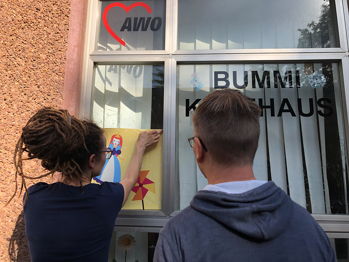 Neue Fensterbeklebung für das Erfurter Bummi-Kaufhaus