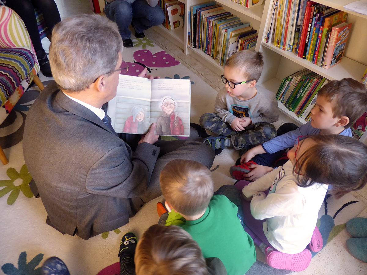 Bildungsminister Helmut Holter in der Kita "Buchenberg"