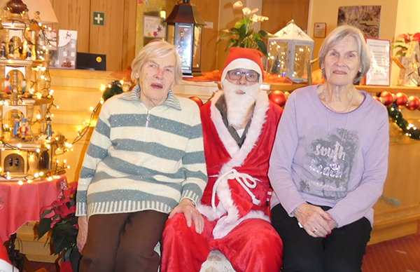 Special Guest beim Adventsmarkt in der AWO Seniorenresidenz "Udo Stiemerling Haus" in Sondershausen: Der Weihnachtsmann.