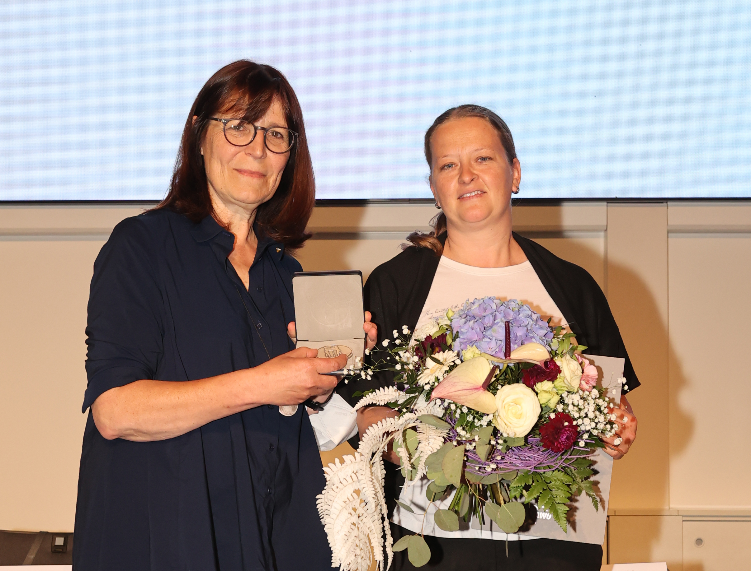 Ehrenamtsmedaille für Nancy Stiller (rechts)