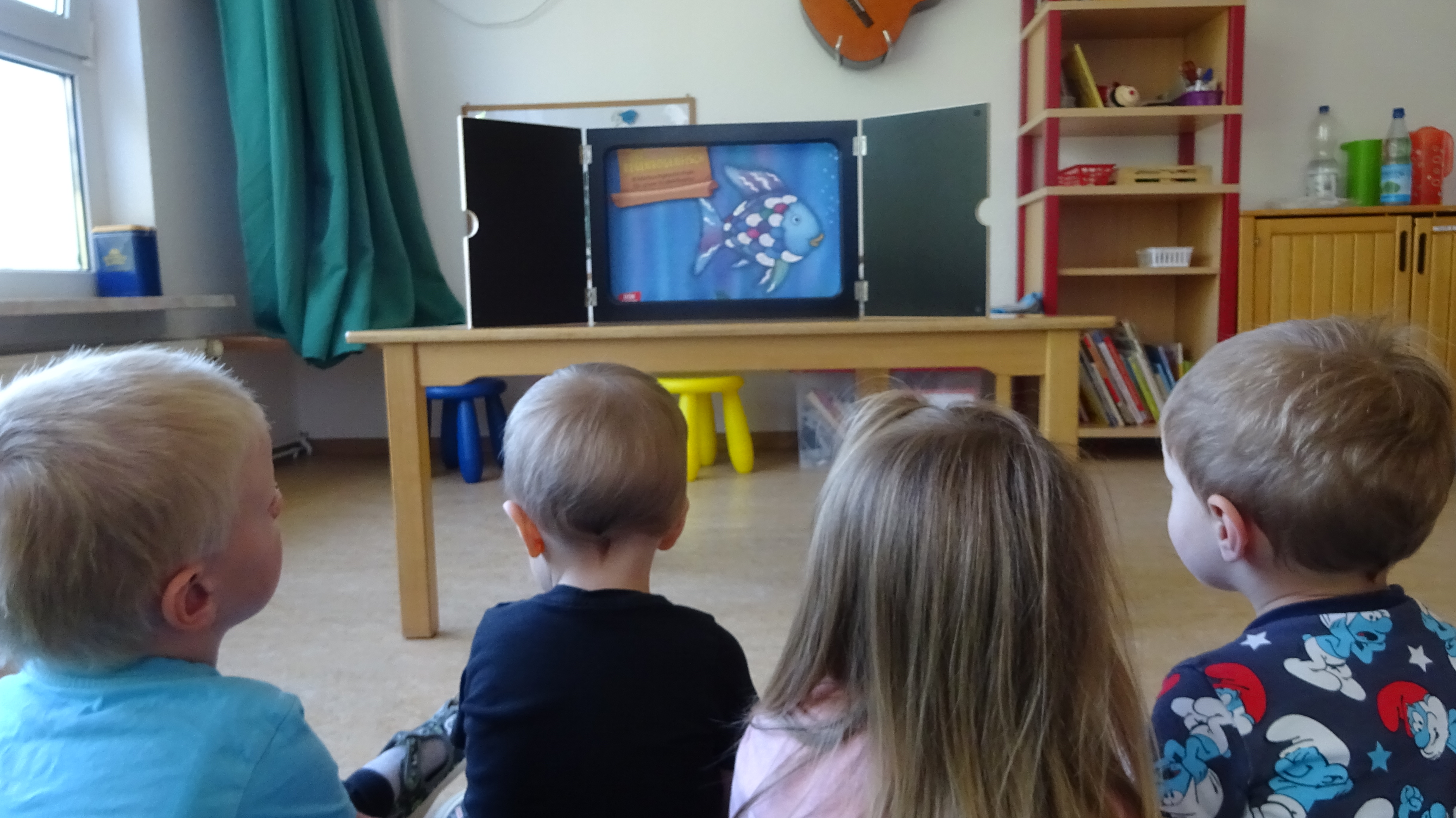 jap. Kamishibai-Papiertheater - im AWO Kindergarten "Tausendfüßler" in Neuhaus am Rennweg eine Methode der zusätzlichen Fachkraft, um den Kids Sprache näher zu bringen