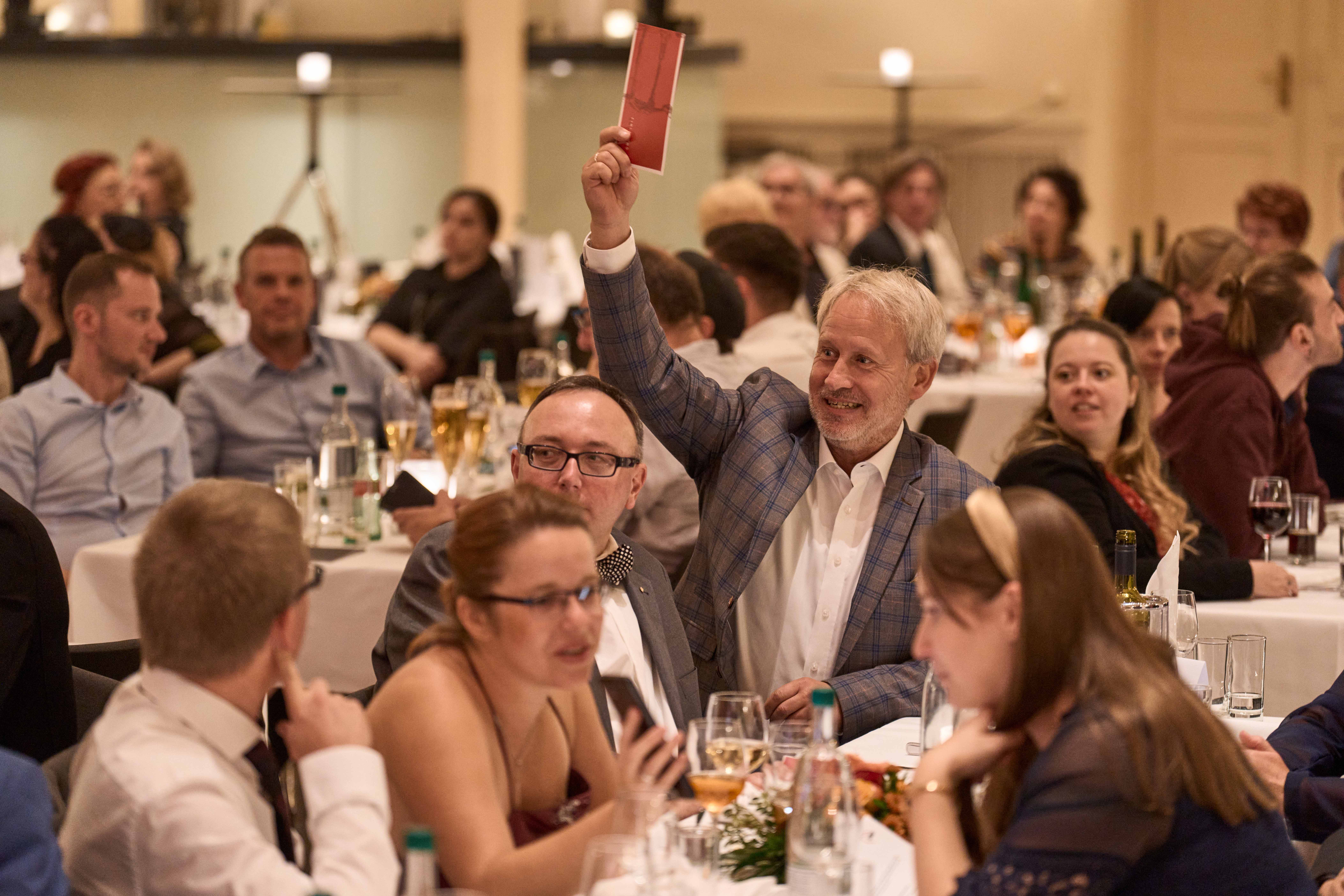 Rege Beteiligung bei der Versteigerung Rege Beteiligung bei der Versteigerung